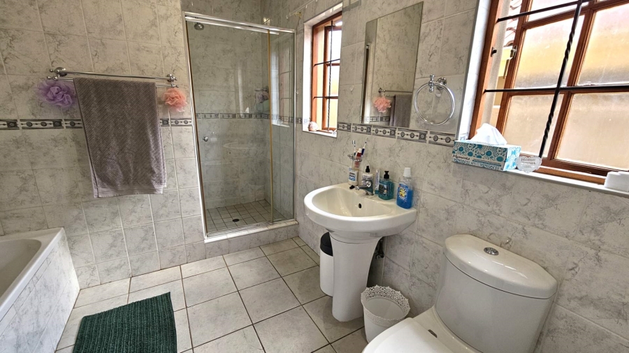 To Let 3 Bedroom Property for Rent in Meerhof North West